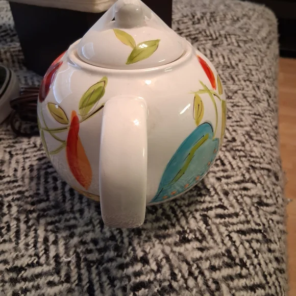 Floral White and Red Teapot - Picture 2 of 5